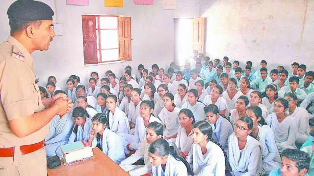 हिसार के राजकीय वरिष्ठ माध्यमिक विद्यालय में हुई पुलिस की पाठशाला