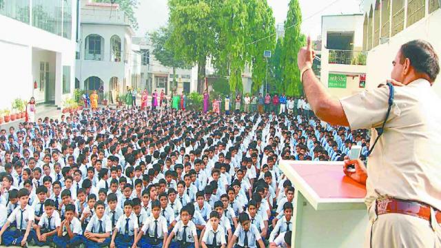 विद्यार्थियों के तीखे सवाल पर पुलिस ने दिए सटीक जवाब