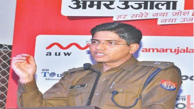 आगरा के होली पब्लिक स्कूल में एसपी ने पढ़ाया जागरूकता का पाठ