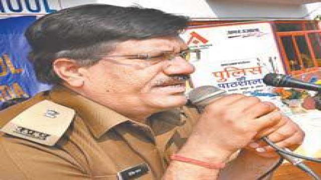 डरें नहीं, जुर्म रोकने में दें पुलिस का साथ- एसपी दिनेश यादव
