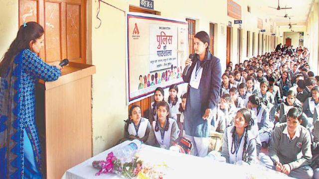 पुलिस की पाठशाला में एसएसपी स्वीटी अग्रवाल ने बच्चों को किया आगाह।