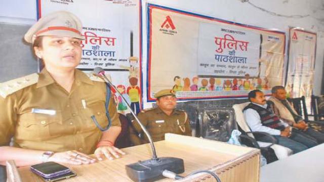 फतेहपुर के राजकीय इंटर कॉलेज में हुई पुलिस की पाठशाला।