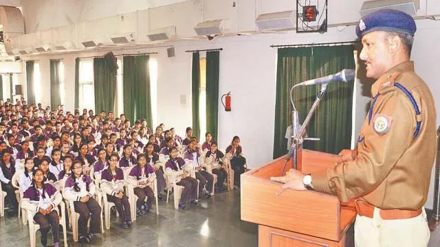 इलाहाबाद के गंगागुरुकुलम स्कूल में हुई ‘पुलिस की पाठशाला’