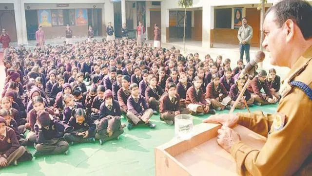 बरेली के शांतिकुंज गर्ल्स इंटर कॉलेज में हुई पुलिस की पाठशाला ।