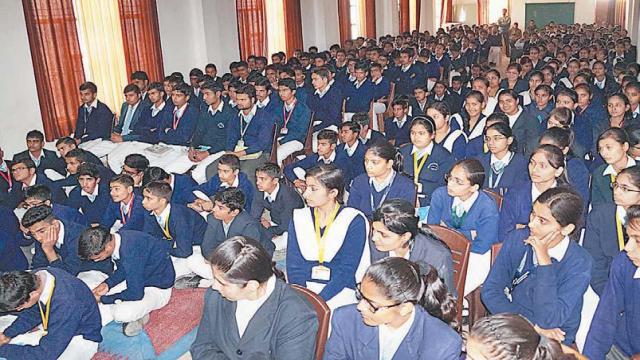 हिसार के होली चाइल्ड सीनियर सेकेंडरी स्कूल में हुई पुलिस की पाठशाला