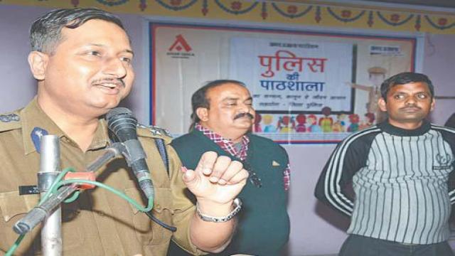 कानपुर के चित्रा इंटर कालेज में हुई पुलिस की पाठशाला।