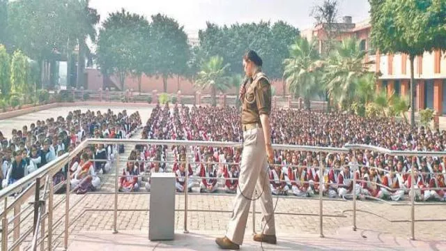 पुलिस की पाठशाला में छात्राओं को सिखाए गए सुरक्षा के गुर।
