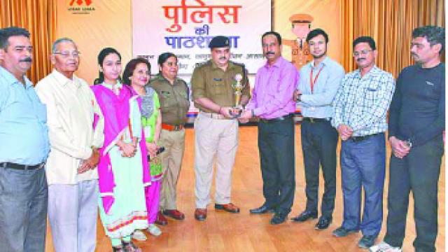 आगरा के सेंट एंड्रूज पब्लिक स्कूल में हुई पुलिस की पाठशाला।