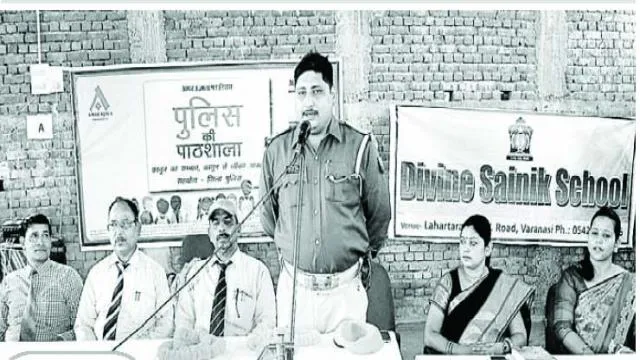 वाराणसी के डिवाइन सैनिक स्कूल में पुलिस की पाठशाला का आयोजन।