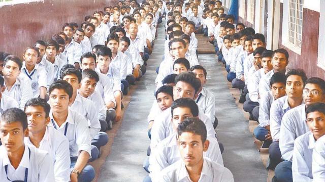 ‘पुलिस की पाठशाला’ में शिक्षक की भूमिका में दिखे सीओ ओपी सिंह।