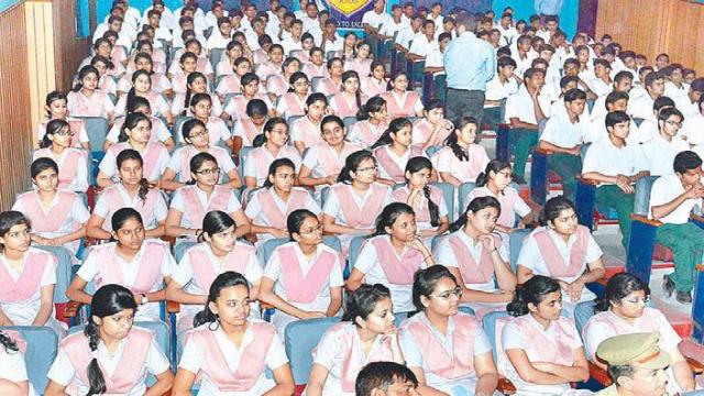 अलीगढ़ के कृष्णा इंटरनेशनल स्कूल में हुई पुलिस की पाठशाला