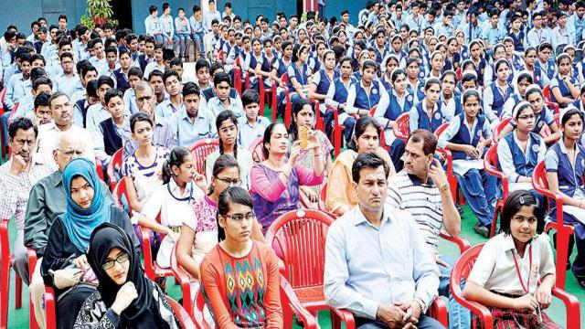 अलीगढ़ के ब्रिलिएंट पब्लिक स्कूल में हुई पुलिस की पाठशाला।